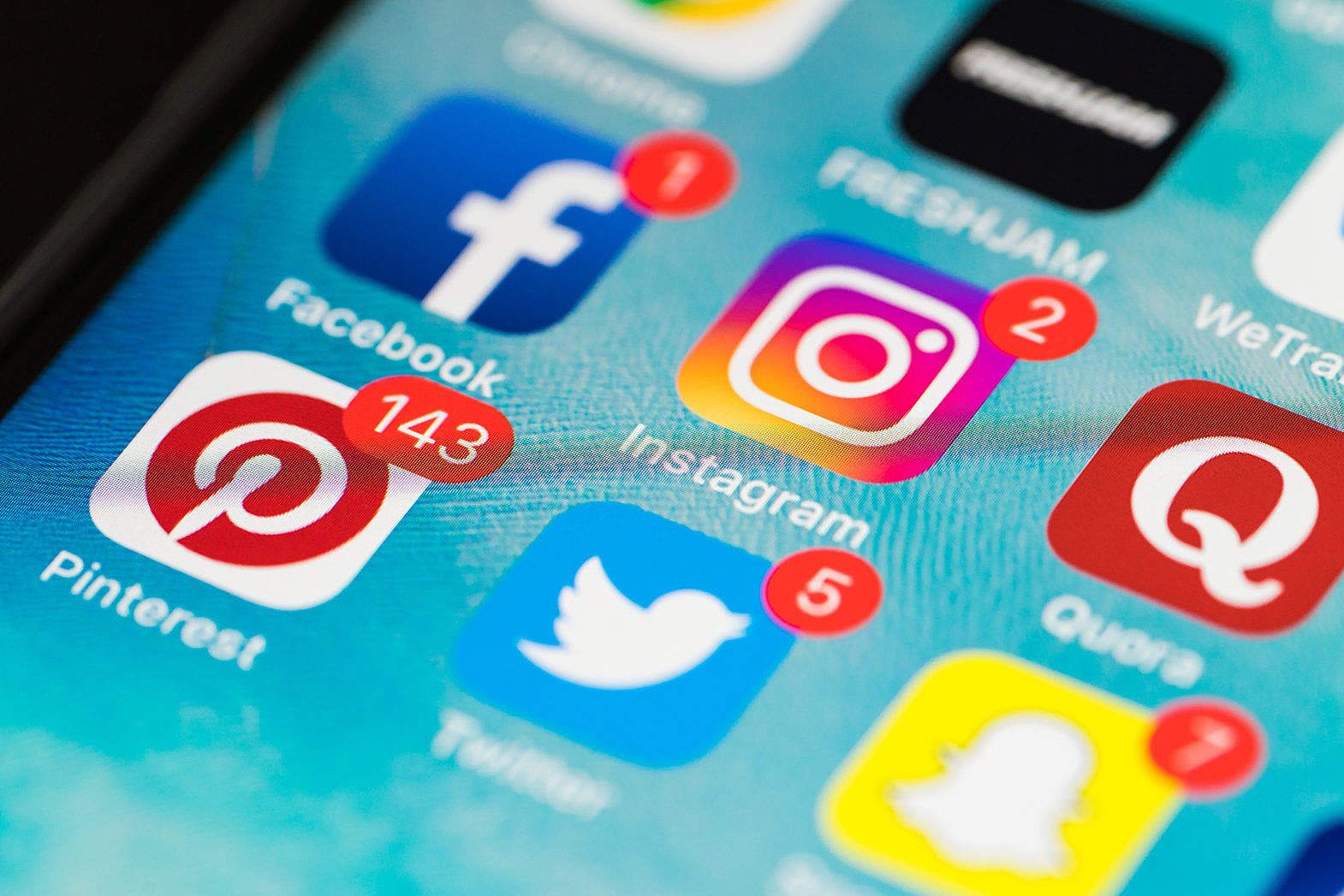 Jasa Meningkatkan Followers Media Sosial Anda dengan Mudah Melalui Rajakomen.com
