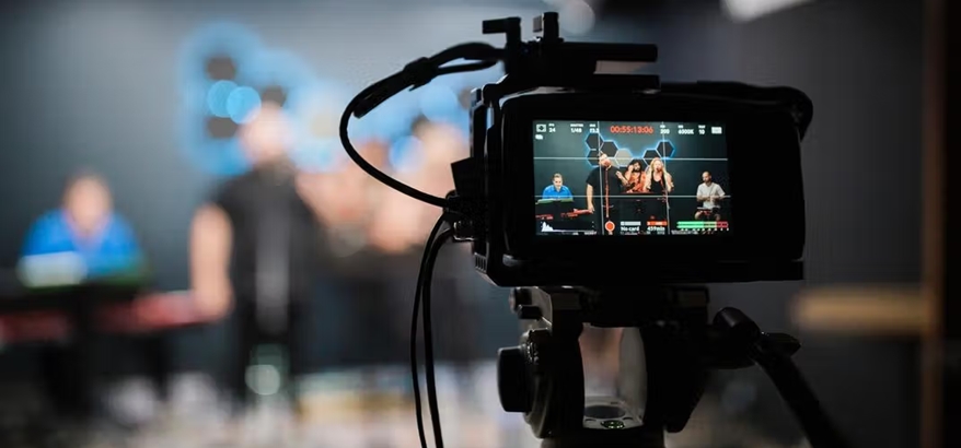 Menjadi YouTuber, Panduan Langkah demi Langkah dari Riset hingga Monetisasi