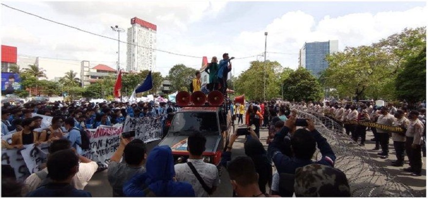 Mulai Gerah! Ribuan Mahasiswa Akhirnya Demo di DPRD Sumsel, Tolak Jabatan Presiden Tiga Periode